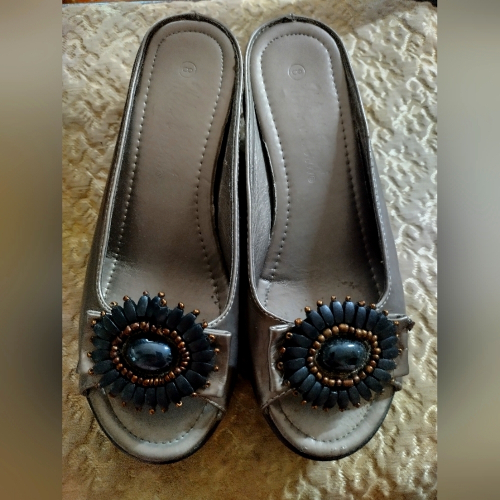 Cute and comfy sandal toupe colored. Size 8